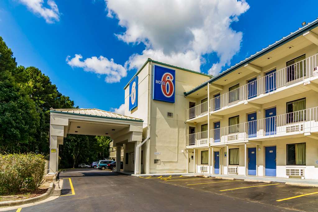 Pet Friendly Motel 6 Raleigh Southwest Cary in Cary, North Carolina