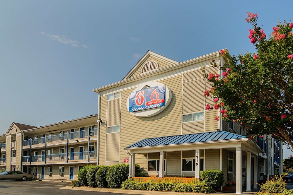 Pet Friendly Motel 6 Fayetteville NC Fort Bragg Area in Fayetteville, North Carolina