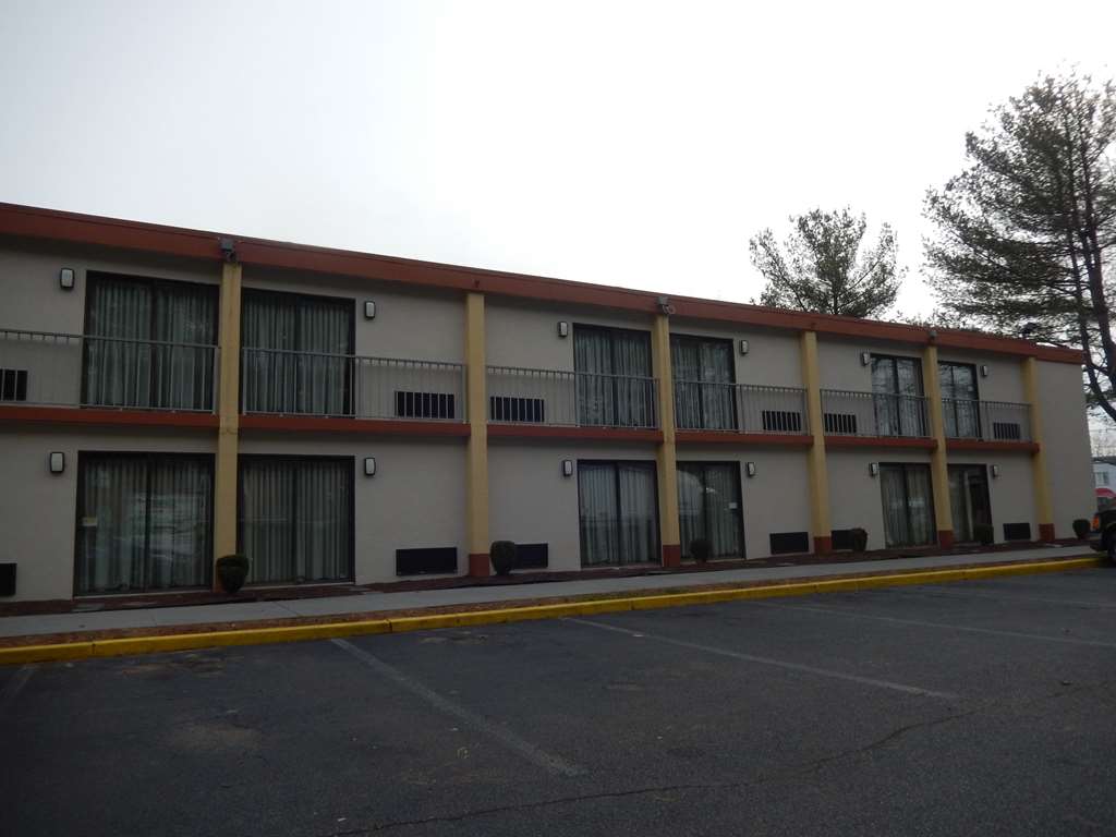 Pet Friendly Motel 6 Lawrenceville NJ in Lawrenceville, New Jersey