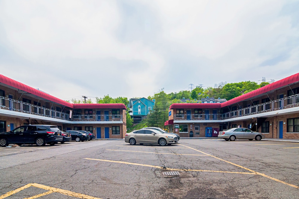 Pet Friendly Motel 6 Elmsford NY White Plains in Elmsford, New York