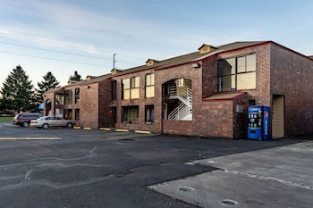 Pet Friendly Motel 6 Canby in Canby, Oregon