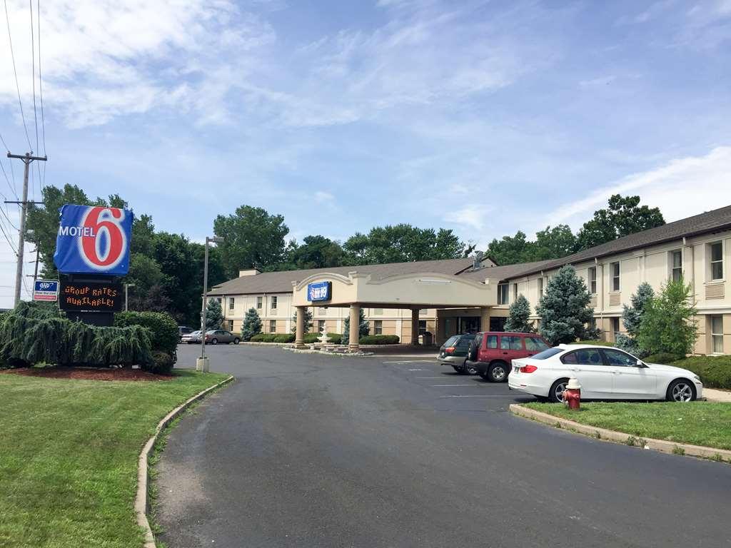 Pet Friendly Motel 6 Levittown Bensalem in Levittown, Pennsylvania