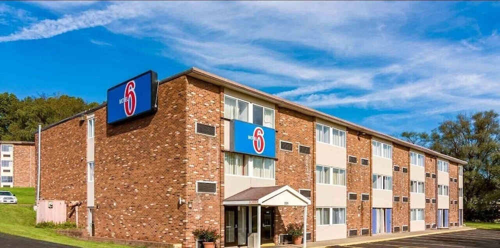 Pet Friendly Motel 6 New Stanton PA in New Stanton, Pennsylvania