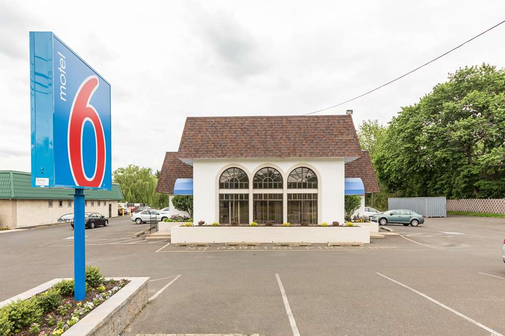 Pet Friendly Motel 6 Warminster PA in Warminster, Pennsylvania