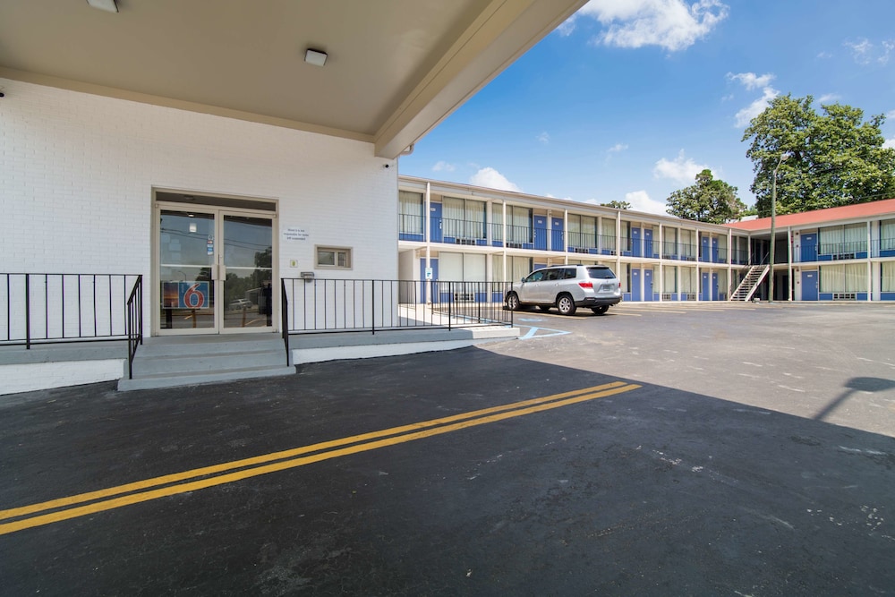 Pet Friendly Motel 6 Orangeburg SC in Orangeburg, South Carolina