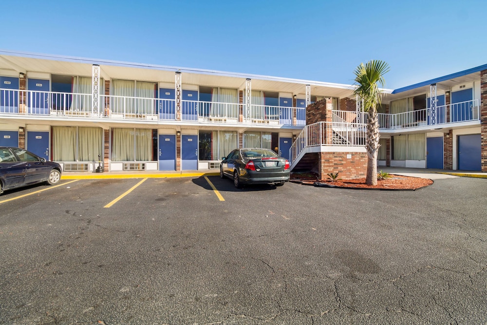 Pet Friendly Motel 6 West Columbia Airport SC in West Columbia, South Carolina