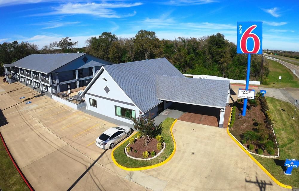 Pet Friendly Motel 6 Alvin in Alvin, Texas