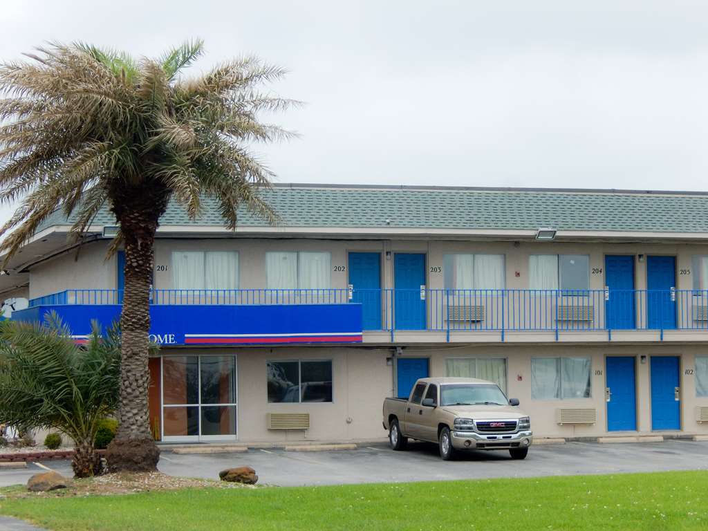 Pet Friendly Motel 6 Clute TX in Clute, Texas