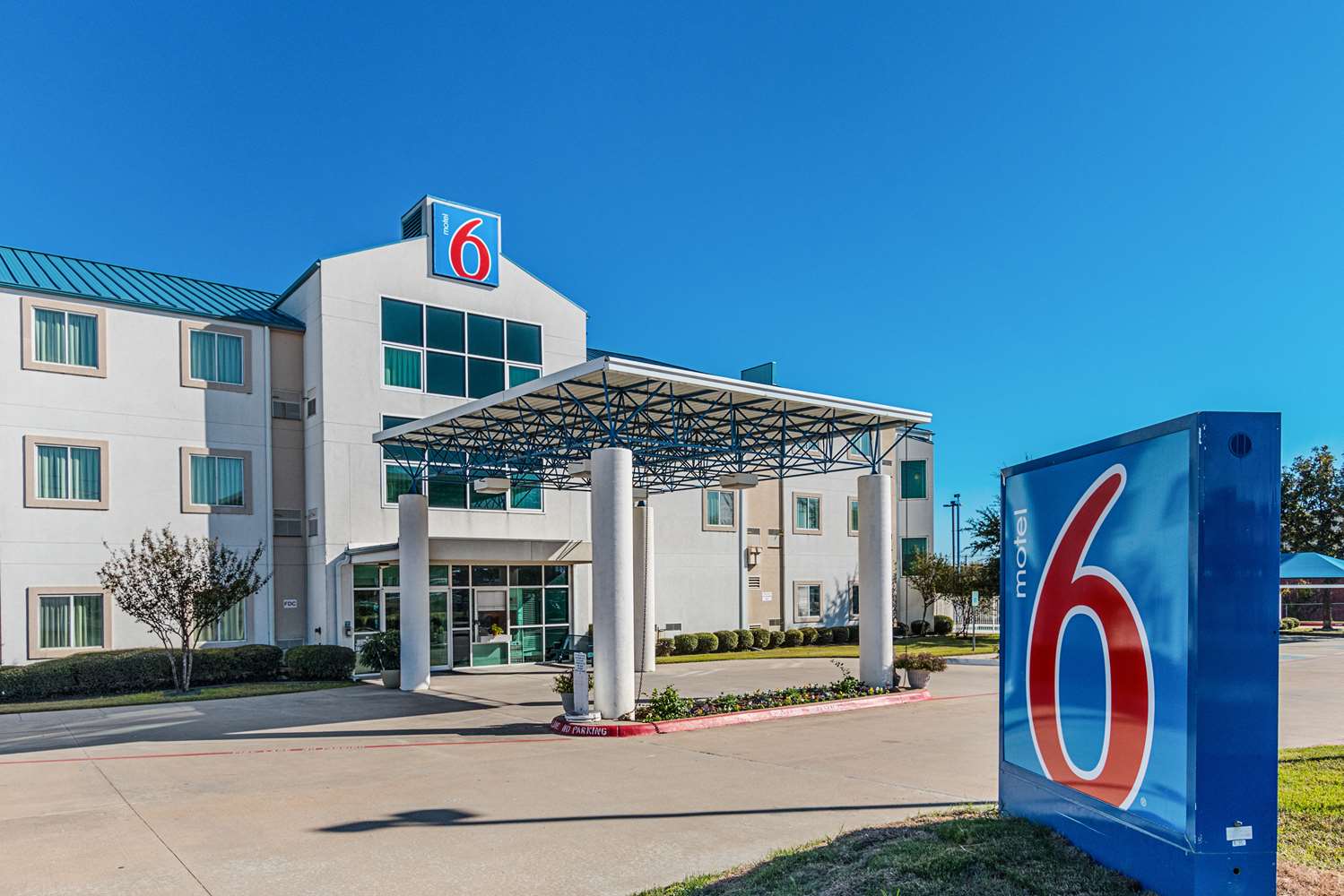 Pet Friendly Motel 6 Ft. Worth Benbrook in Fort Worth, Texas