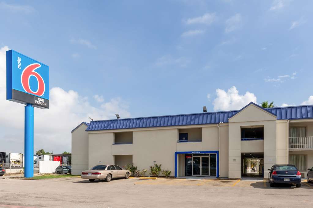 Pet Friendly Motel 6 Houston TX - East in Houston, Texas