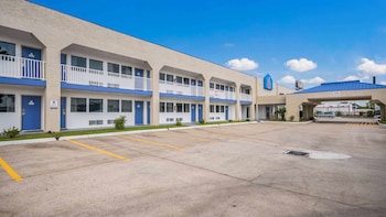 Pet Friendly Motel 6 Bammel Houston TX in Houston, Texas