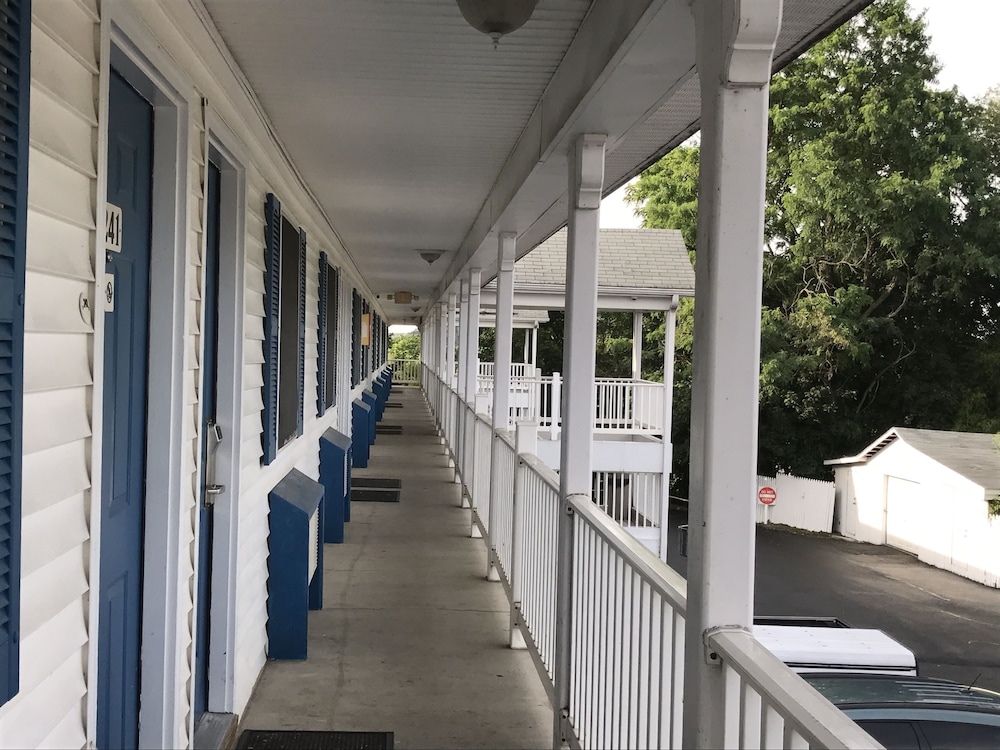 Pet Friendly Motel 6 Front Royal VA in Front Royal, Virginia