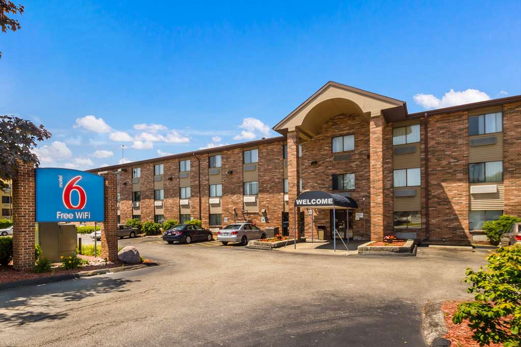 Pet Friendly Motel 6 GlendaleWI in Milwaukee, Wisconsin