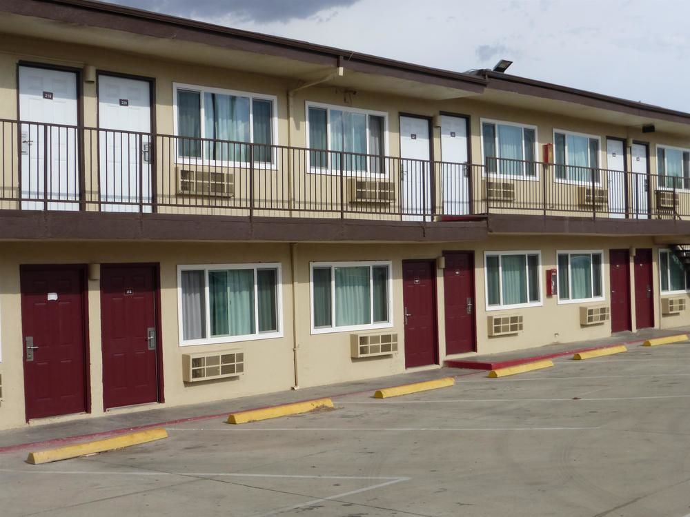 Pet Friendly Red Roof Inn Needles in Needles, California