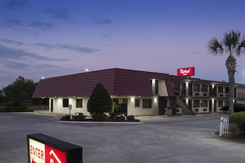 Pet Friendly Red Roof Inn MacClenny in Macclenny, Florida