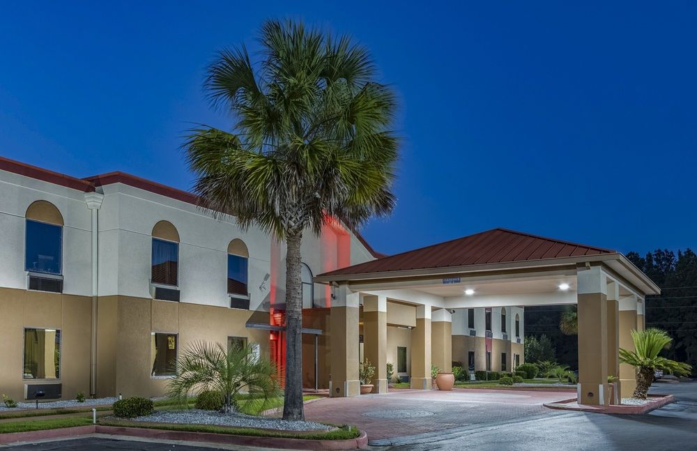 Pet Friendly Red Roof Inn & Suites Hinesville in Hinesville, Georgia