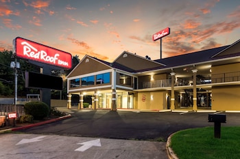 Pet Friendly Red Roof Inn Atlanta Kennesaw State University in Kennesaw, Georgia