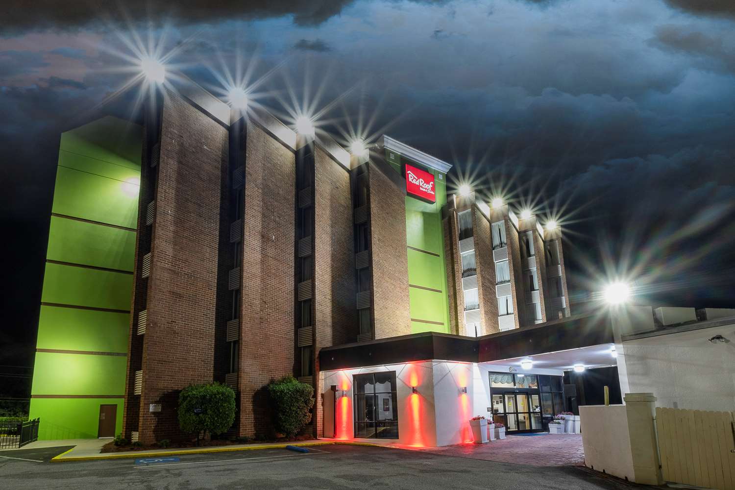 Pet Friendly Red Roof Inn & Suites Macon in Macon, Georgia