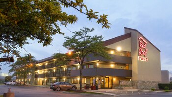 Pet Friendly Red Roof Inn Chicago Northbrook / Deerfield in Northbrook, Illinois