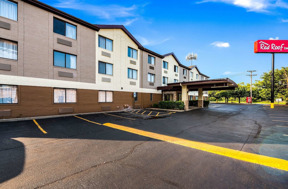 Pet Friendly Red Roof Inn Palatine in Palatine, Illinois