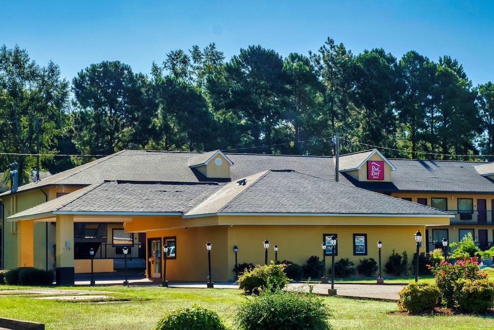 Pet Friendly Red Roof Inn Columbus MS in Columbus, Mississippi