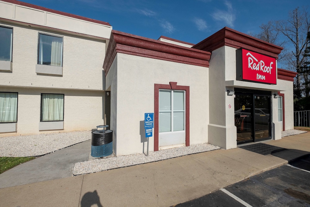 Pet Friendly Red Roof Inn Raleigh Crabtree Valley in Raleigh, North Carolina