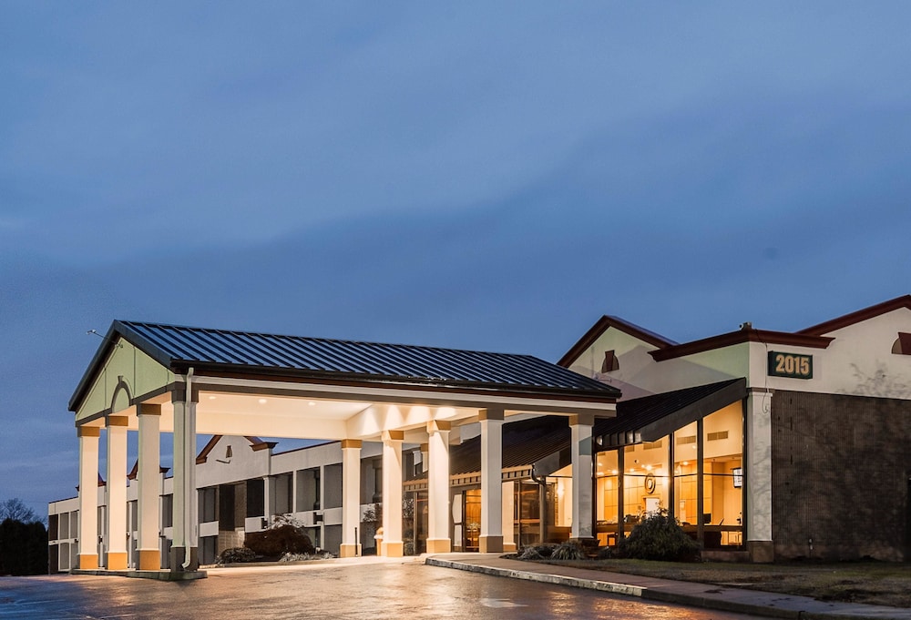 Pet Friendly Red Roof Inn & Suites Mt. Holly McGuire AFB in Mount Holly, New Jersey