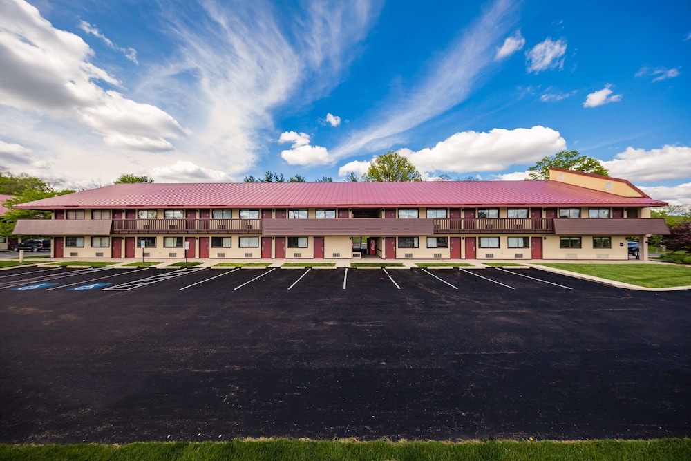 Pet Friendly Red Roof Inn Cincinnati Northeast Blue Ash in Cincinnati, Ohio