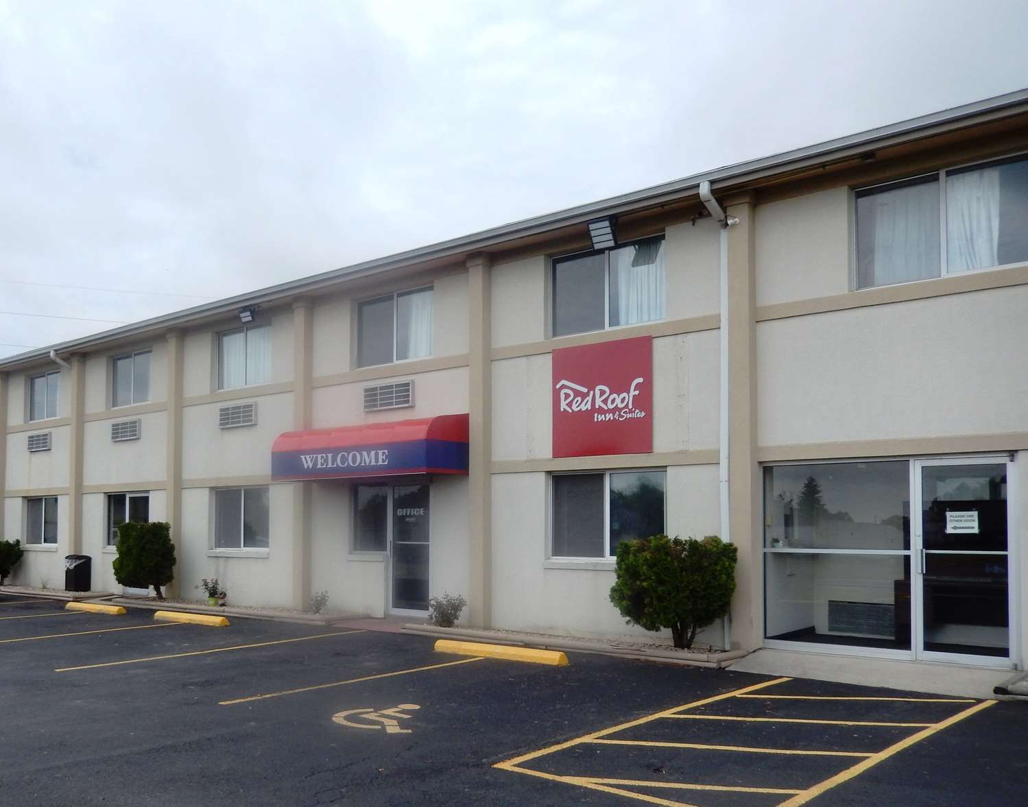 Pet Friendly Red Roof Inn & Suites Wapakoneta in Wapakoneta, Ohio