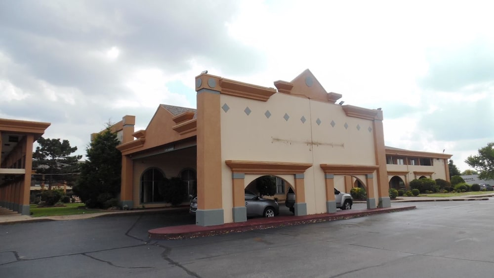 Pet Friendly Red Roof Inn & Suites Oklahoma City Southwest in Oklahoma City, Oklahoma