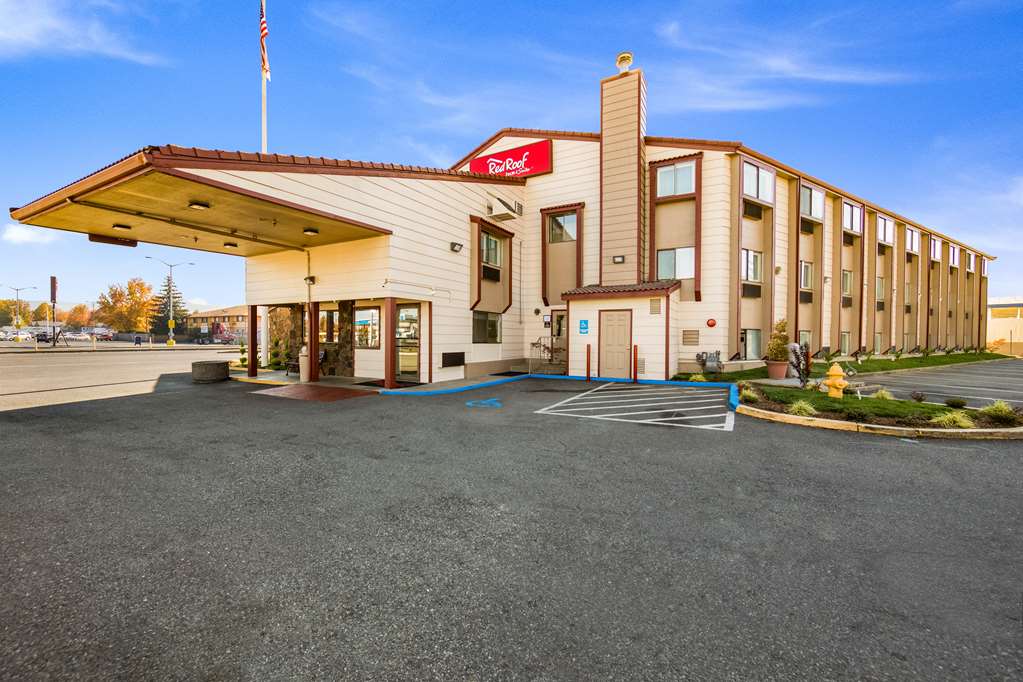 Pet Friendly Red Roof Inn & Suites Medford Airport in Medford, Oregon