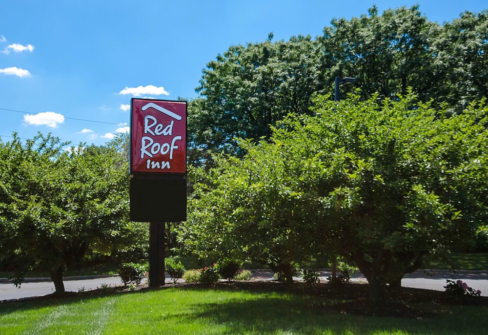 Pet Friendly Red Roof Inn Philadelphia Trevose in Feasterville-Trevose, Pennsylvania