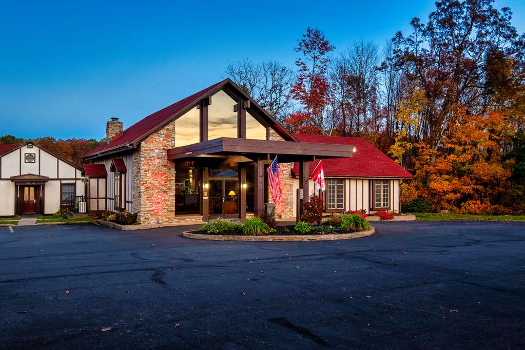 Pet Friendly Red Roof Inn & Suites Hazleton in Hazleton, Pennsylvania