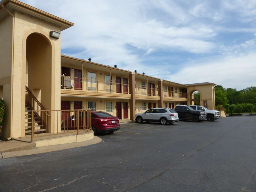 Pet Friendly Red Roof Inn Columbia TN in Columbia, Tennessee