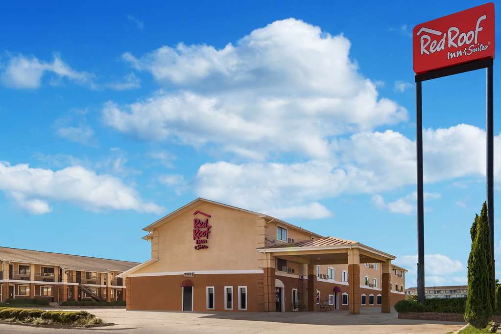 Pet Friendly Red Roof Inn & Suites Denton in Denton, Texas