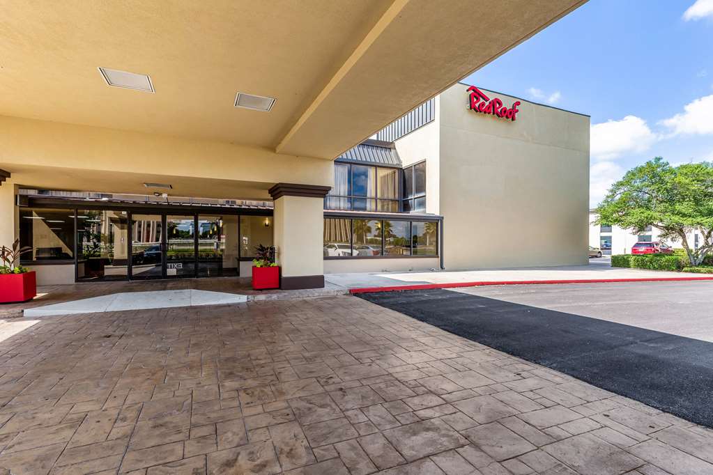 Pet Friendly Red Roof Inn PLUS+ & Suites Houston IAH Airport SW in Houston, Texas