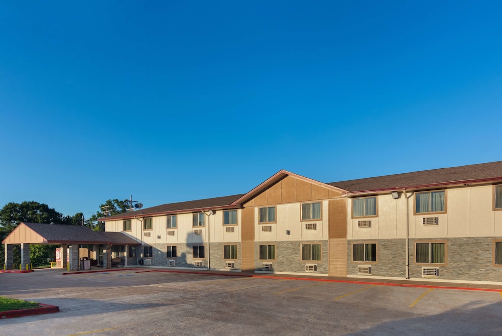 Pet Friendly Red Roof Inn PLUS+ Huntsville in Huntsville, Texas