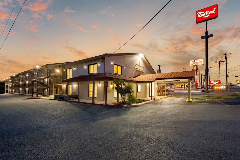 Pet Friendly Red Roof Inn San Antonio I 35 North in San Antonio, Texas