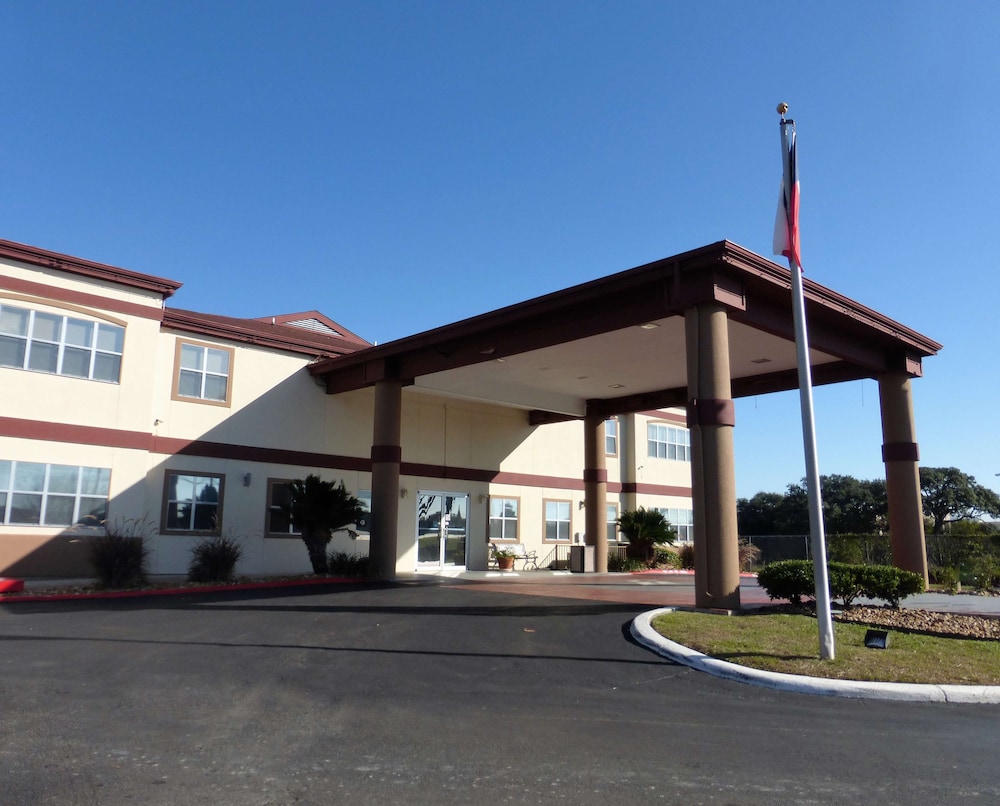 Pet Friendly Quality Inn & Suites I-10 near Fiesta Texas in San Antonio, Texas