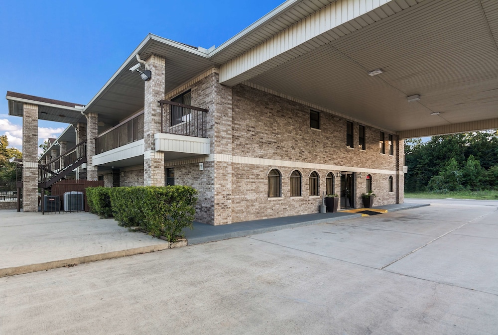 Pet Friendly Red Roof Inn Conroe North Willis in Willis, Texas