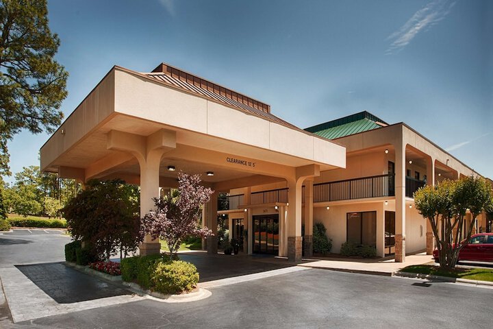 Pet Friendly Surestay Plus Hotel By Best Western Southern Pines Pinehurst in Southern Pines, North Carolina