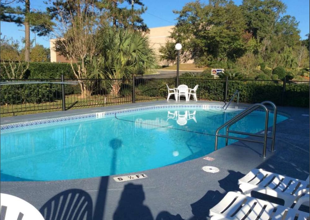 Pet Friendly Best Western Tallahassee-Downtown Inn & Suites in Tallahassee, Florida