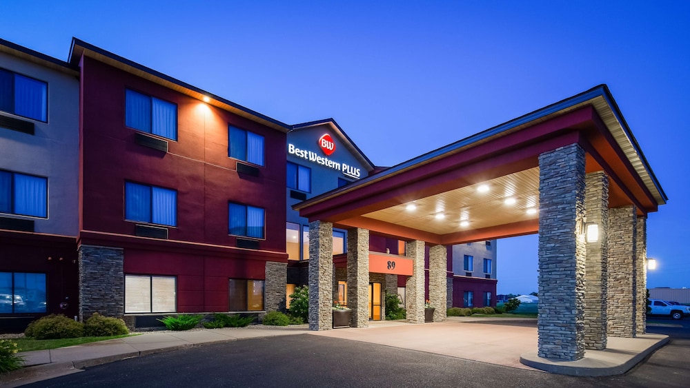 Pet Friendly Best Western Plus Chelsea Hotel in Monticello, Minnesota