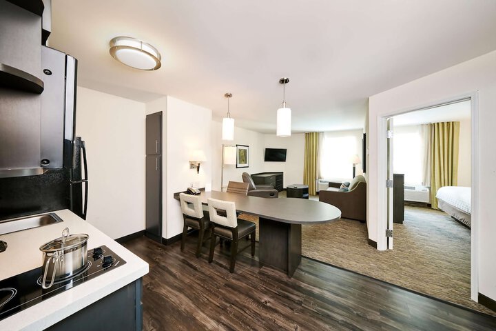 Pet Friendly Sonesta Simply Suites St. Louis Earth Cty in Earth City, Missouri