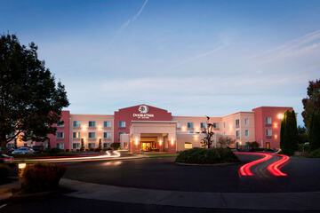 Pet Friendly DoubleTree by Hilton Hotel Vancouver in Vancouver, Washington
