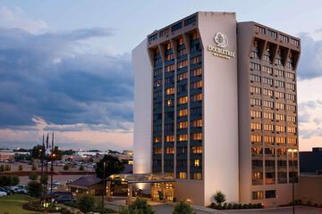 Pet Friendly DoubleTree by Hilton Pittsburgh Monroeville Convention Ctr in Monroeville, Pennsylvania