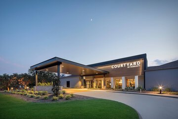 Pet Friendly Courtyard by Marriott Addison Midway in Addison, Texas