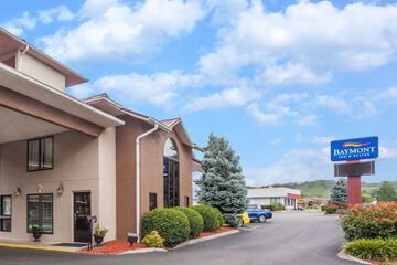 Pet Friendly Baymont by Wyndham Pigeon Forge near Island Drive in Pigeon Forge, Tennessee