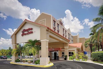 Pet Friendly Hampton Inn & Suites Ft. Lauderdale Arpt / South Cruise Port in Hollywood, Florida