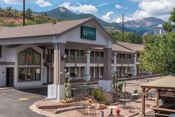 Pet Friendly Quality Inn & Suites Manitou Springs at Pikes Peak in Manitou Springs, Colorado